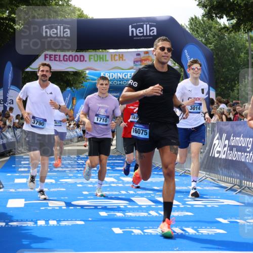 29.06.2025 - hella hamburg halbmarathon Strokosch-Dieckow http://msf.ph/oto/8448893 29.06.2025 10:38:26 Ziel 1042, 1710, 2745, 3014, 3431, 3790, 7110, 8571, 14905, 14992, 16075, 16280, 18357, 18761 meine-sportfotos.de