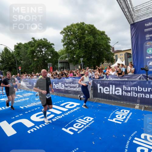 29.06.2025 - hella hamburg halbmarathon Zöllner http://msf.ph/oto/8448909 29.06.2025 10:58:32 Ziel 4767, 5341, 5347, 7476, 9316, 11808, 12712, 12879, 14355, 16531, 17415, 18556, 18891, 19166 meine-sportfotos.de