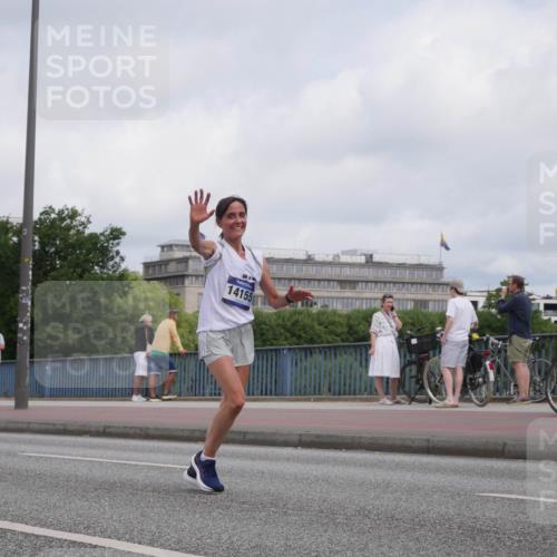29.06.2025 - hella hamburg halbmarathon Luisa Fischer http://msf.ph/oto/8448912 29.06.2025 10:31:08 Kennedybrücke 14155, 1530, 5903 meine-sportfotos.de