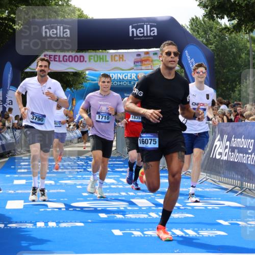 29.06.2025 - hella hamburg halbmarathon Strokosch-Dieckow http://msf.ph/oto/8448913 29.06.2025 10:38:26 Ziel 1042, 1710, 2745, 3014, 3431, 3790, 7110, 8571, 14905, 14992, 16075, 16280, 18357, 18761 meine-sportfotos.de
