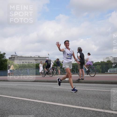 29.06.2025 - hella hamburg halbmarathon Luisa Fischer http://msf.ph/oto/8448929 29.06.2025 10:31:09 Kennedybrücke 14155, 1530, 5707, 5903, 7764, 9855 meine-sportfotos.de