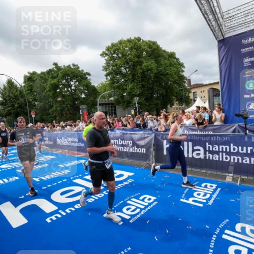 29.06.2025 - hella hamburg halbmarathon Zöllner http://msf.ph/oto/8448936 29.06.2025 10:58:32 Ziel 4767, 5341, 5347, 7476, 9316, 11808, 12712, 12879, 14355, 16531, 17415, 18556, 18891, 19166 meine-sportfotos.de