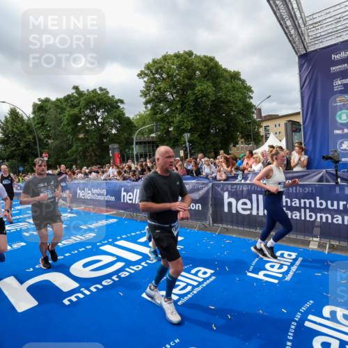 29.06.2025 - hella hamburg halbmarathon Zöllner http://msf.ph/oto/8448948 29.06.2025 10:58:32 Ziel 4767, 5341, 5347, 7476, 9316, 11808, 12712, 12879, 14355, 16531, 17415, 18556, 18891, 19166 meine-sportfotos.de