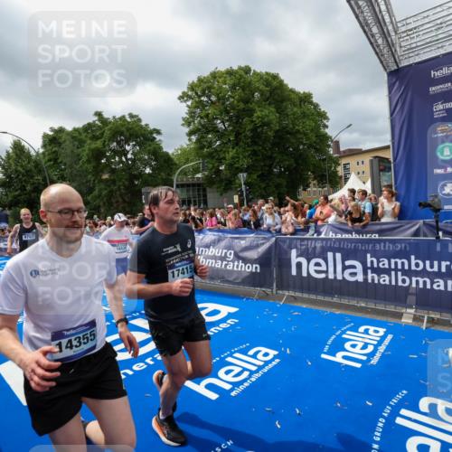 29.06.2025 - hella hamburg halbmarathon Zöllner http://msf.ph/oto/8448972 29.06.2025 10:58:33 Ziel 3251, 4767, 5341, 5347, 7082, 7476, 9316, 11808, 12712, 12879, 14355, 16531, 17415, 18556, 18891, 19166 meine-sportfotos.de