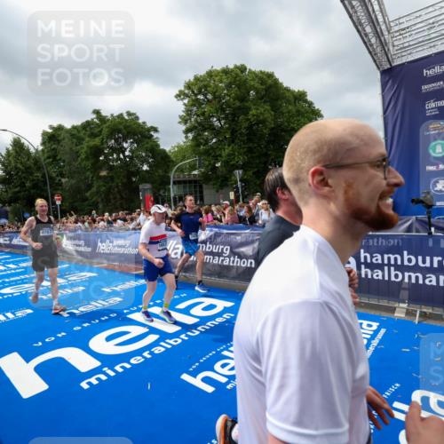 29.06.2025 - hella hamburg halbmarathon Zöllner http://msf.ph/oto/8448983 29.06.2025 10:58:33 Ziel 3251, 4767, 5341, 5347, 7082, 7476, 9316, 11808, 12712, 12879, 14355, 16531, 17415, 18556, 18891, 19166 meine-sportfotos.de