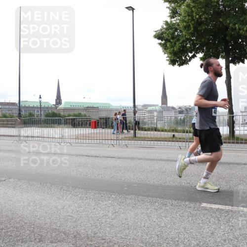 29.06.2025 - hella hamburg halbmarathon Lena Gebhardt http://msf.ph/oto/8448991 29.06.2025 10:30:33 Lombardsbrücke 12350, 12349, 1059, 1472, 1647, 2505, 2569, 2754, 2755, 2901, 3281, 3443, 3573, 4198, 4575, 4819, 6344, 6556, 6598, 6616, 7071, 7120, 9830, 10880, 11984, 12349, 12350, 12460, 12461, 12504, 12687, 12688, 12710, 13418, 14216, 14304, 14421, 15299, 15757, 15789, 15938, 16182, 16504, 16601, 16604, 16735, 16791, 16864, 18046, 18362, 18503, 18671, 18795, 18860 meine-sportfotos.de