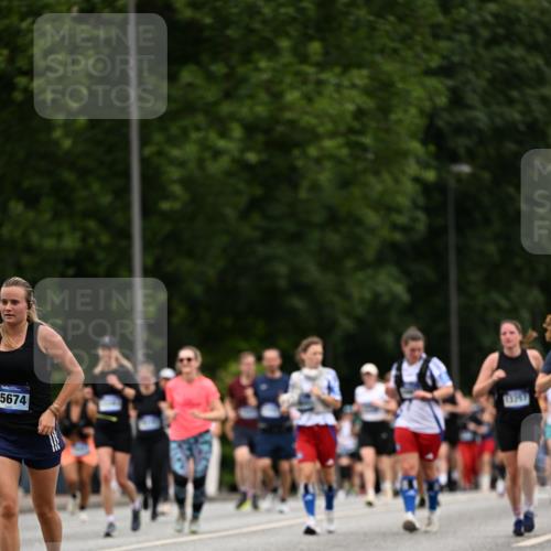 29.06.2025 - hella hamburg halbmarathon Dr. Thomas Lammeyer http://msf.ph/oto/8448998 29.06.2025 10:58:56 Kennedybrücke 1767, 1779, 1822, 2600, 3364, 3857, 4039, 4720, 5185, 5309, 5500, 5815, 5856, 5933, 6279, 6988, 7670, 7874, 7946, 7986, 9130, 9764, 10331, 11354 meine-sportfotos.de