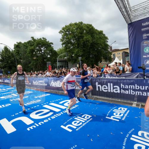 29.06.2025 - hella hamburg halbmarathon Zöllner http://msf.ph/oto/8449007 29.06.2025 10:58:33 Ziel 3251, 4767, 5341, 5347, 7082, 7476, 9316, 11808, 12712, 12879, 14355, 16531, 17415, 18556, 18891, 19166 meine-sportfotos.de