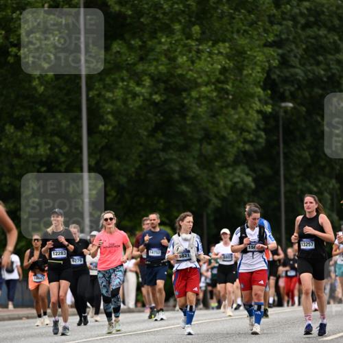 29.06.2025 - hella hamburg halbmarathon Dr. Thomas Lammeyer http://msf.ph/oto/8449014 29.06.2025 10:58:57 Kennedybrücke 1767, 1779, 1822, 2600, 3857, 4039, 4720, 5185, 5430, 5500, 5815, 5856, 5933, 6279, 6988, 7670, 7874, 7946, 7986, 9130, 9764, 10331, 11354 meine-sportfotos.de