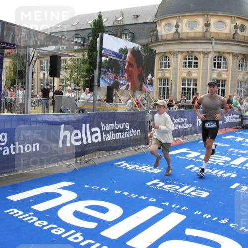 29.06.2025 - hella hamburg halbmarathon Michael Strokosch http://msf.ph/oto/8449025 29.06.2025 10:29:08 Ziel 3043, 8473, 10171, 10351, 16157, 18874 meine-sportfotos.de