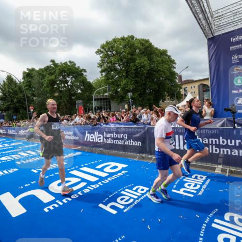 29.06.2025 - hella hamburg halbmarathon Zöllner http://msf.ph/oto/8449026 29.06.2025 10:58:34 Ziel 2978, 3251, 4467, 4767, 5341, 7082, 7476, 9316, 12712, 12809, 12879, 16531, 17415, 18556, 19166 meine-sportfotos.de