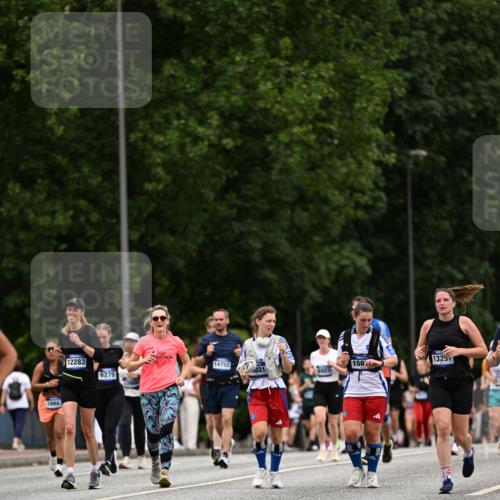 29.06.2025 - hella hamburg halbmarathon Dr. Thomas Lammeyer http://msf.ph/oto/8449027 29.06.2025 10:58:57 Kennedybrücke 1767, 1779, 1822, 2600, 3857, 4039, 4720, 5185, 5430, 5500, 5815, 5856, 5933, 6279, 6988, 7670, 7874, 7946, 7986, 9130, 9764, 10331, 11354 meine-sportfotos.de