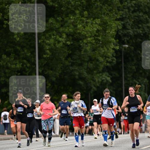 29.06.2025 - hella hamburg halbmarathon Dr. Thomas Lammeyer http://msf.ph/oto/8449039 29.06.2025 10:58:57 Kennedybrücke 1767, 1779, 1822, 2600, 3857, 4039, 4720, 5185, 5430, 5500, 5815, 5856, 5933, 6279, 6988, 7670, 7874, 7946, 7986, 9130, 9764, 10331, 11354 meine-sportfotos.de