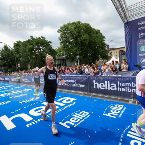 29.06.2025 - hella hamburg halbmarathon Zöllner http://msf.ph/oto/8449044 29.06.2025 10:58:34 Ziel 2978, 3251, 4467, 4767, 5341, 7082, 7476, 9316, 12712, 12809, 12879, 16531, 17415, 18556, 19166 meine-sportfotos.de