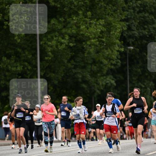 29.06.2025 - hella hamburg halbmarathon Dr. Thomas Lammeyer http://msf.ph/oto/8449051 29.06.2025 10:58:57 Kennedybrücke 1767, 1779, 1822, 2600, 3857, 4039, 4720, 5185, 5430, 5500, 5815, 5856, 5933, 6279, 6988, 7670, 7874, 7946, 7986, 9130, 9764, 10331, 11354 meine-sportfotos.de