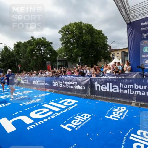 29.06.2025 - hella hamburg halbmarathon Zöllner http://msf.ph/oto/8449058 29.06.2025 10:58:37 Ziel 2619, 2978, 3251, 4467, 5341, 6595, 7082, 7659, 9316, 12712, 12809, 12879, 13694, 18501, 18556 meine-sportfotos.de