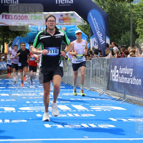 29.06.2025 - hella hamburg halbmarathon Strokosch-Dieckow http://msf.ph/oto/8449059 29.06.2025 10:38:22 Ziel 1042, 1688, 1710, 2745, 3014, 3431, 3790, 6095, 7110, 8571, 14992, 16075, 16280, 18357, 18584, 18761 meine-sportfotos.de