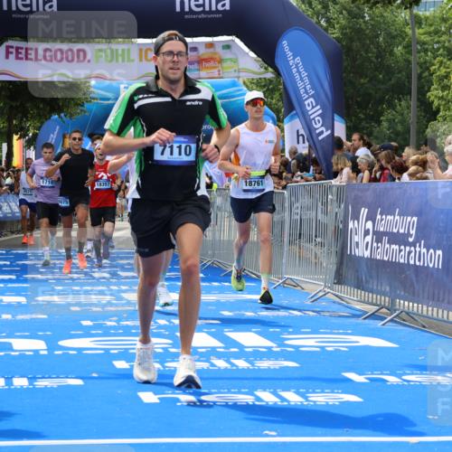 29.06.2025 - hella hamburg halbmarathon Strokosch-Dieckow http://msf.ph/oto/8449079 29.06.2025 10:38:23 Ziel 1042, 1688, 1710, 2745, 3014, 3431, 3790, 6095, 7110, 8571, 14992, 16075, 16280, 18357, 18761 meine-sportfotos.de