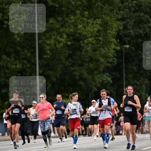 29.06.2025 - hella hamburg halbmarathon Dr. Thomas Lammeyer http://msf.ph/oto/8449081 29.06.2025 10:58:57 Kennedybrücke 1767, 1779, 1822, 2600, 3857, 4039, 4720, 5185, 5430, 5500, 5815, 5856, 5933, 6279, 6988, 7670, 7874, 7946, 7986, 9130, 9764, 10331, 11354 meine-sportfotos.de
