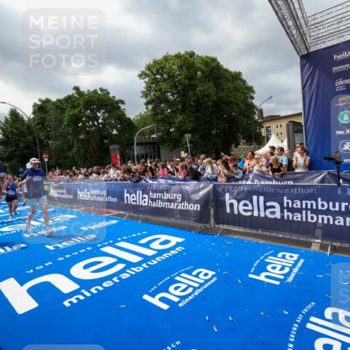 29.06.2025 - hella hamburg halbmarathon Zöllner http://msf.ph/oto/8449082 29.06.2025 10:58:37 Ziel 2619, 2978, 3251, 4467, 5341, 6595, 7082, 7659, 9316, 12712, 12809, 12879, 13694, 18501, 18556 meine-sportfotos.de