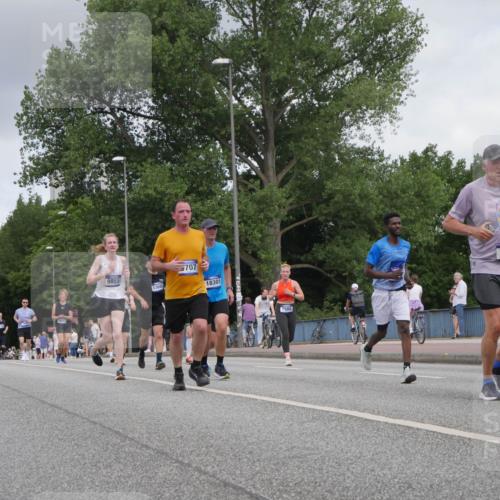 29.06.2025 - hella hamburg halbmarathon Luisa Fischer http://msf.ph/oto/8449088 29.06.2025 10:31:15 Kennedybrücke 9855, 13045, 707, 18301, 7980, 7764, 445, 5285, 5707, 5939, 7667, 7764, 7980, 9855 meine-sportfotos.de