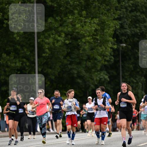 29.06.2025 - hella hamburg halbmarathon Dr. Thomas Lammeyer http://msf.ph/oto/8449092 29.06.2025 10:58:58 Kennedybrücke 1767, 1779, 1822, 2600, 3857, 4039, 4720, 5185, 5430, 5500, 5815, 5856, 5933, 6279, 6988, 7670, 7874, 7946, 7986, 8801, 9130, 9764, 10331, 11354 meine-sportfotos.de