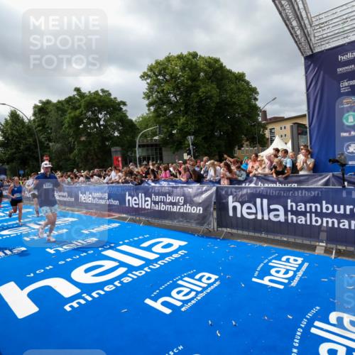 29.06.2025 - hella hamburg halbmarathon Zöllner http://msf.ph/oto/8449099 29.06.2025 10:58:37 Ziel 2619, 2978, 3251, 4467, 5341, 6595, 7082, 7659, 9316, 12712, 12809, 12879, 13694, 18501, 18556 meine-sportfotos.de