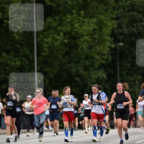 29.06.2025 - hella hamburg halbmarathon Dr. Thomas Lammeyer http://msf.ph/oto/8449105 29.06.2025 10:58:58 Kennedybrücke 1767, 1779, 1822, 2600, 3857, 4039, 4720, 5185, 5430, 5500, 5815, 5856, 5933, 6279, 6988, 7670, 7874, 7946, 7986, 8801, 9130, 9764, 10331, 11354 meine-sportfotos.de