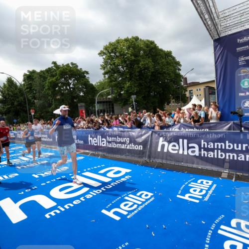 29.06.2025 - hella hamburg halbmarathon Zöllner http://msf.ph/oto/8449113 29.06.2025 10:58:38 Ziel 2619, 2978, 3251, 4467, 5341, 6595, 7082, 7659, 8322, 9316, 12712, 12809, 12862, 12879, 13694, 18501, 18556 meine-sportfotos.de