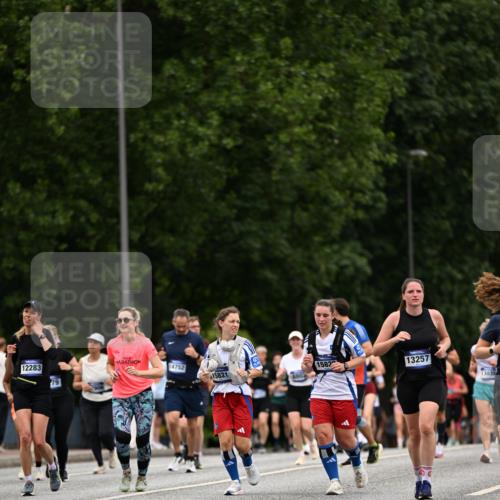 29.06.2025 - hella hamburg halbmarathon Dr. Thomas Lammeyer http://msf.ph/oto/8449115 29.06.2025 10:58:58 Kennedybrücke 1767, 1779, 1822, 2600, 3857, 4039, 4720, 5185, 5430, 5500, 5815, 5856, 5933, 6279, 6988, 7670, 7874, 7946, 7986, 8801, 9130, 9764, 10331, 11354 meine-sportfotos.de