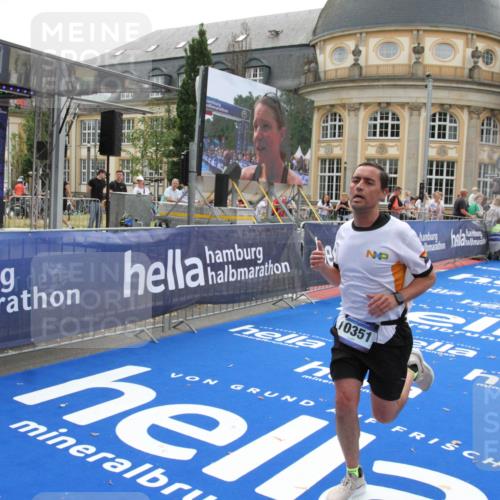 29.06.2025 - hella hamburg halbmarathon Michael Strokosch http://msf.ph/oto/8449123 29.06.2025 10:29:09 Ziel 3043, 8473, 10171, 10351, 16157, 18874, 19194 meine-sportfotos.de