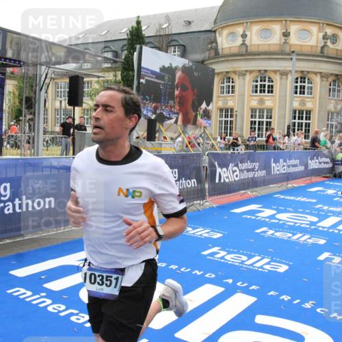 29.06.2025 - hella hamburg halbmarathon Michael Strokosch http://msf.ph/oto/8449140 29.06.2025 10:29:10 Ziel 3043, 8473, 10171, 10351, 16157, 18874, 19194 meine-sportfotos.de