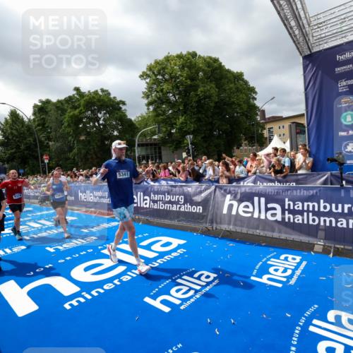 29.06.2025 - hella hamburg halbmarathon Zöllner http://msf.ph/oto/8449146 29.06.2025 10:58:38 Ziel 2619, 2978, 3251, 4467, 5341, 6595, 7082, 7659, 8322, 9316, 12712, 12809, 12862, 12879, 13694, 18501, 18556 meine-sportfotos.de