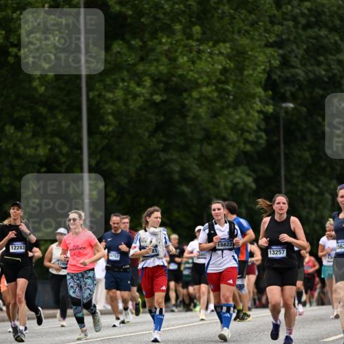 29.06.2025 - hella hamburg halbmarathon Dr. Thomas Lammeyer http://msf.ph/oto/8449147 29.06.2025 10:58:58 Kennedybrücke 1767, 1779, 1822, 2600, 3857, 4039, 4720, 5185, 5430, 5500, 5815, 5856, 5933, 6279, 6988, 7670, 7874, 7946, 7986, 8801, 9130, 9764, 10331, 11354 meine-sportfotos.de