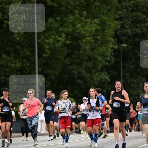 29.06.2025 - hella hamburg halbmarathon Dr. Thomas Lammeyer http://msf.ph/oto/8449162 29.06.2025 10:58:58 Kennedybrücke 1767, 1779, 1822, 2600, 3857, 4039, 4720, 5185, 5430, 5500, 5815, 5856, 5933, 6279, 6988, 7670, 7874, 7946, 7986, 8801, 9130, 9764, 10331, 11354 meine-sportfotos.de
