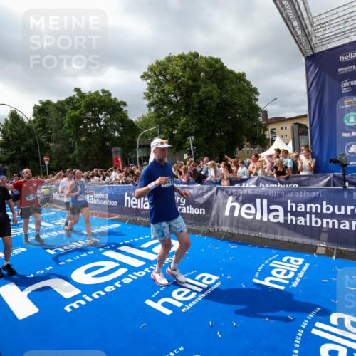 29.06.2025 - hella hamburg halbmarathon Zöllner http://msf.ph/oto/8449169 29.06.2025 10:58:38 Ziel 2619, 2978, 3251, 4467, 5341, 6595, 7082, 7659, 8322, 9316, 12712, 12809, 12862, 12879, 13694, 18501, 18556 meine-sportfotos.de