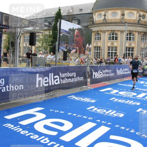 29.06.2025 - hella hamburg halbmarathon Michael Strokosch http://msf.ph/oto/8449174 29.06.2025 10:29:10 Ziel 3043, 8473, 10171, 10351, 16157, 18874, 19194 meine-sportfotos.de