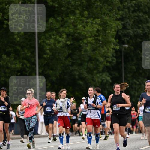 29.06.2025 - hella hamburg halbmarathon Dr. Thomas Lammeyer http://msf.ph/oto/8449183 29.06.2025 10:58:58 Kennedybrücke 1767, 1779, 1822, 2600, 3857, 4039, 4720, 5185, 5430, 5500, 5815, 5856, 5933, 6279, 6988, 7670, 7874, 7946, 7986, 8801, 9130, 9764, 10331, 11354 meine-sportfotos.de