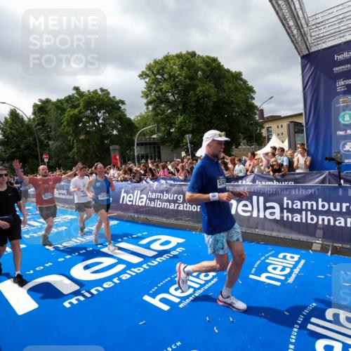 29.06.2025 - hella hamburg halbmarathon Zöllner http://msf.ph/oto/8449188 29.06.2025 10:58:39 Ziel 2619, 2978, 3251, 4467, 5341, 6592, 6595, 7082, 7659, 8322, 9316, 12712, 12809, 12862, 12879, 13694, 18501, 18556 meine-sportfotos.de