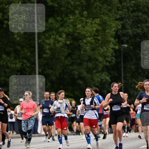 29.06.2025 - hella hamburg halbmarathon Dr. Thomas Lammeyer http://msf.ph/oto/8449194 29.06.2025 10:58:58 Kennedybrücke 1767, 1779, 1822, 2600, 3857, 4039, 4720, 5185, 5430, 5500, 5815, 5856, 5933, 6279, 6988, 7670, 7874, 7946, 7986, 8801, 9130, 9764, 10331, 11354 meine-sportfotos.de