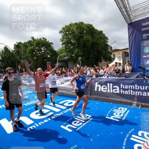 29.06.2025 - hella hamburg halbmarathon Zöllner http://msf.ph/oto/8449226 29.06.2025 10:58:39 Ziel 2619, 2978, 3251, 4467, 5341, 6592, 6595, 7082, 7659, 8322, 9316, 12712, 12809, 12862, 12879, 13694, 18501, 18556 meine-sportfotos.de