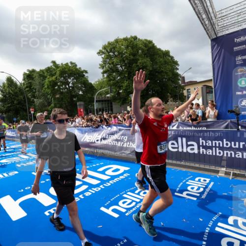 29.06.2025 - hella hamburg halbmarathon Zöllner http://msf.ph/oto/8449236 29.06.2025 10:58:40 Ziel 2619, 2978, 3251, 4467, 5341, 6592, 6595, 7082, 7659, 8322, 9316, 12712, 12809, 12862, 12879, 13694, 15197, 18501, 18556, 18587 meine-sportfotos.de