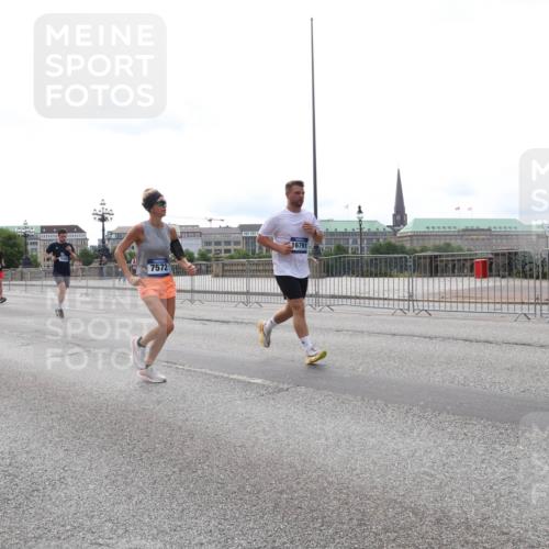 29.06.2025 - hella hamburg halbmarathon Lena Gebhardt http://msf.ph/oto/8449242 29.06.2025 10:30:39 Lombardsbrücke 7572, 16791, 1059, 1472, 1647, 2268, 2505, 2569, 2754, 2755, 2901, 3131, 3281, 3443, 4198, 4575, 4819, 6344, 6556, 6616, 7071, 7120, 9830, 10880, 11981, 11984, 12349, 12350, 12460, 12461, 12504, 12687, 12688, 12710, 13418, 14095, 14216, 14421, 14803, 15299, 15757, 15789, 15938, 16504, 16601, 16604, 16791, 16864, 18046, 18362, 18671, 18795, 18860 meine-sportfotos.de