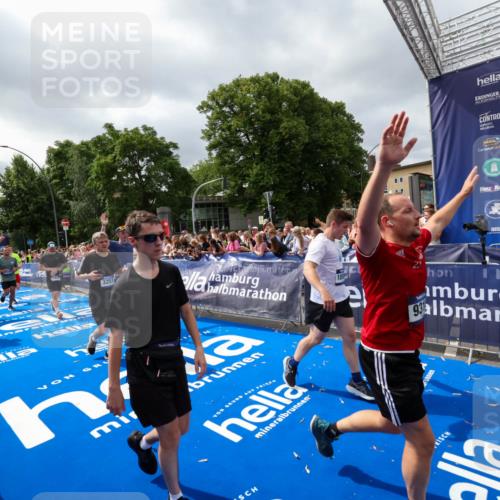 29.06.2025 - hella hamburg halbmarathon Zöllner http://msf.ph/oto/8449248 29.06.2025 10:58:40 Ziel 2619, 2978, 3251, 4467, 5341, 6592, 6595, 7082, 7659, 8322, 9316, 12712, 12809, 12862, 12879, 13694, 15197, 18501, 18556, 18587 meine-sportfotos.de