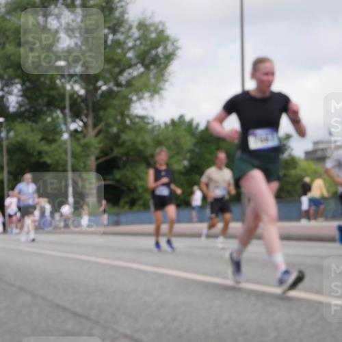 29.06.2025 - hella hamburg halbmarathon Luisa Fischer http://msf.ph/oto/8449257 29.06.2025 10:31:24 Kennedybrücke 5285, 5939, 6102, 7497, 7667, 7980, 10412, 10413 meine-sportfotos.de
