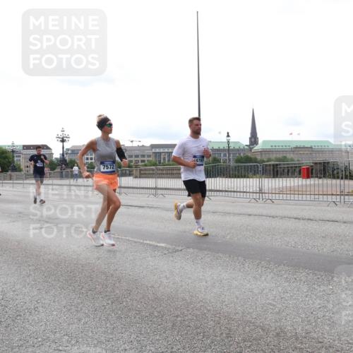 29.06.2025 - hella hamburg halbmarathon Lena Gebhardt http://msf.ph/oto/8449267 29.06.2025 10:30:39 Lombardsbrücke 6791, 7572, 1059, 1472, 1647, 2268, 2505, 2569, 2754, 2755, 2901, 3131, 3281, 3443, 4198, 4575, 4819, 6344, 6556, 6616, 7071, 7120, 9830, 10880, 11981, 11984, 12349, 12350, 12460, 12461, 12504, 12687, 12688, 12710, 13418, 14095, 14216, 14421, 14803, 15299, 15757, 15789, 15938, 16504, 16601, 16604, 16791, 16864, 18046, 18362, 18671, 18795, 18860 meine-sportfotos.de