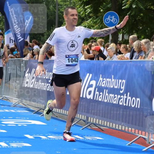 29.06.2025 - hella hamburg halbmarathon Strokosch-Dieckow http://msf.ph/oto/8449276 29.06.2025 10:38:21 Ziel 1042, 1688, 1710, 2745, 3014, 3431, 3790, 6095, 7110, 8002, 8571, 14992, 16075, 16280, 18357, 18584, 18761 meine-sportfotos.de
