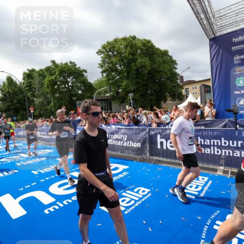 29.06.2025 - hella hamburg halbmarathon Zöllner http://msf.ph/oto/8449283 29.06.2025 10:58:41 Ziel 1319, 2619, 2978, 3251, 4467, 6592, 6595, 7082, 7659, 8322, 9316, 12712, 12809, 12862, 12879, 13694, 15197, 16189, 18501, 18556, 18587 meine-sportfotos.de