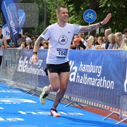 29.06.2025 - hella hamburg halbmarathon Strokosch-Dieckow http://msf.ph/oto/8449308 29.06.2025 10:38:21 Ziel 1042, 1688, 1710, 2745, 3014, 3431, 3790, 6095, 7110, 8002, 8571, 14992, 16075, 16280, 18357, 18584, 18761 meine-sportfotos.de