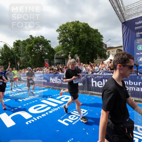 29.06.2025 - hella hamburg halbmarathon Zöllner http://msf.ph/oto/8449321 29.06.2025 10:58:41 Ziel 1319, 2619, 2978, 3251, 4467, 6592, 6595, 7082, 7659, 8322, 9316, 12712, 12809, 12862, 12879, 13694, 15197, 16189, 18501, 18556, 18587 meine-sportfotos.de